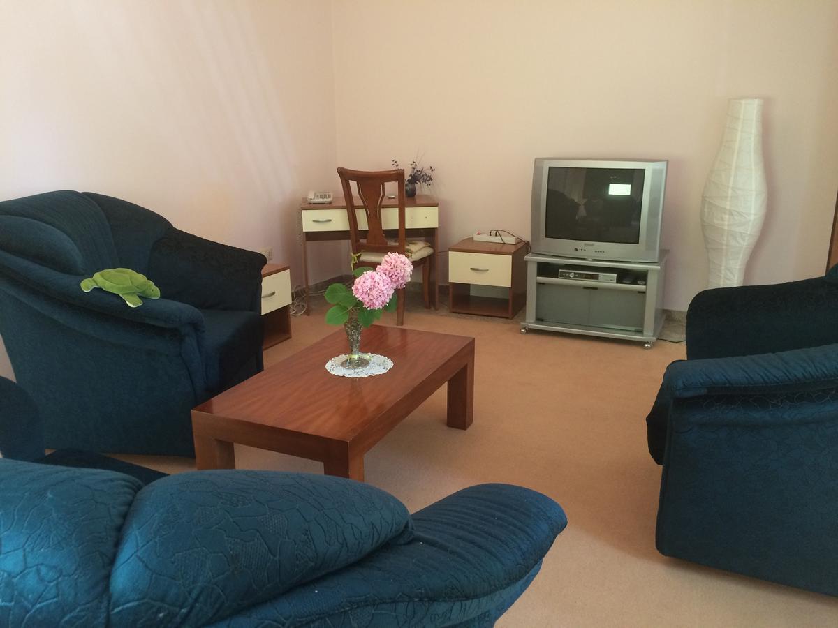 Friends House Bed & Breakfast Tirana Bagian luar foto