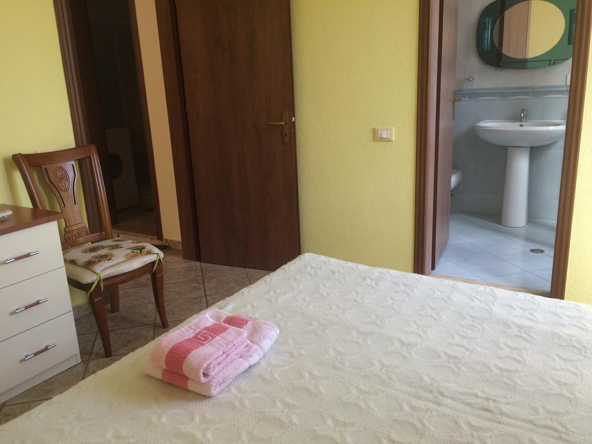 Friends House Bed & Breakfast Tirana Bagian luar foto