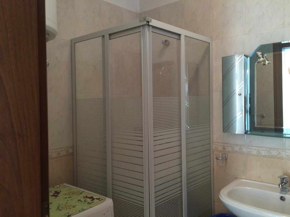 Friends House Bed & Breakfast Tirana Bagian luar foto