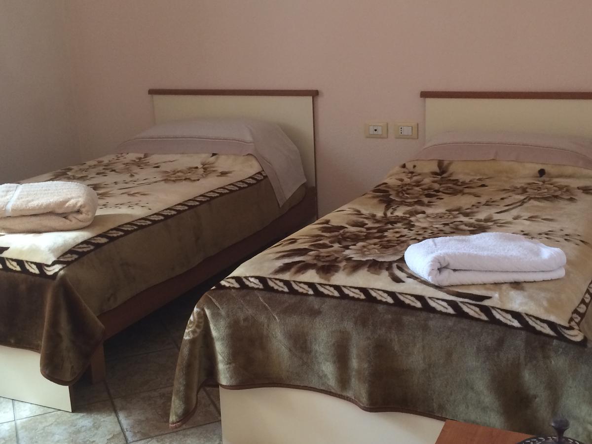 Friends House Bed & Breakfast Tirana Bagian luar foto